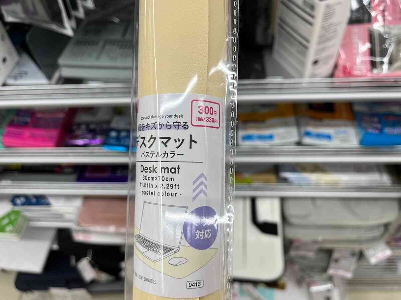 ダイソーの「デスクマット」は330円（税込）