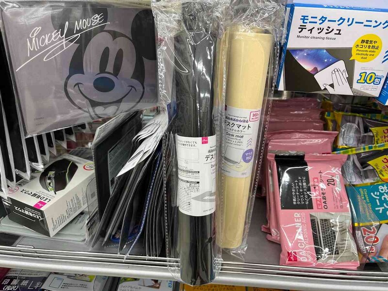 ダイソーの「デスクマット」は3色展開