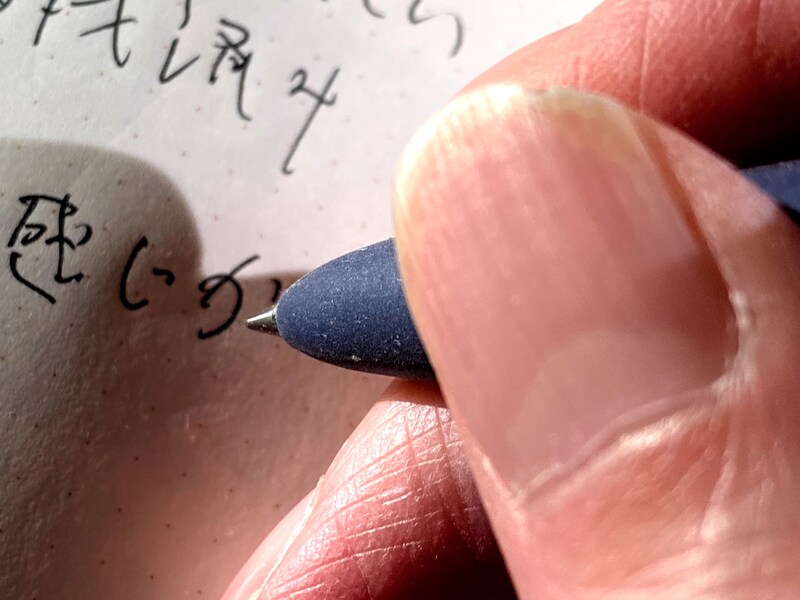 先端までラバ-グリップが続いている