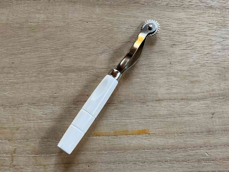 ダイソーの「ルレット（ハード刃）」の先端にはギザギザがついた円形の刃物がついている