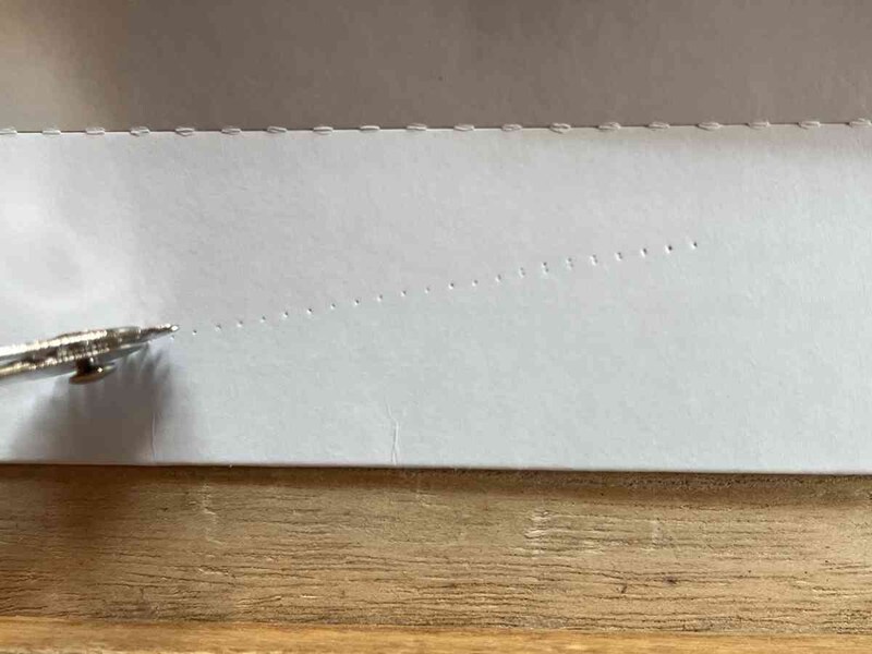 ダイソーの「ルレット（ハード刃）」でミシン目がつけられる