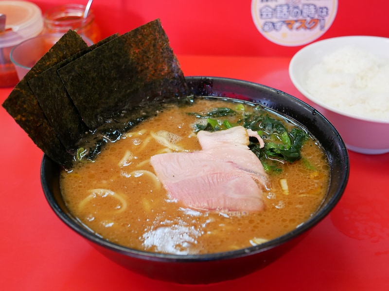 杉田家「ラーメン(並900円)」、「ライス(180円)」