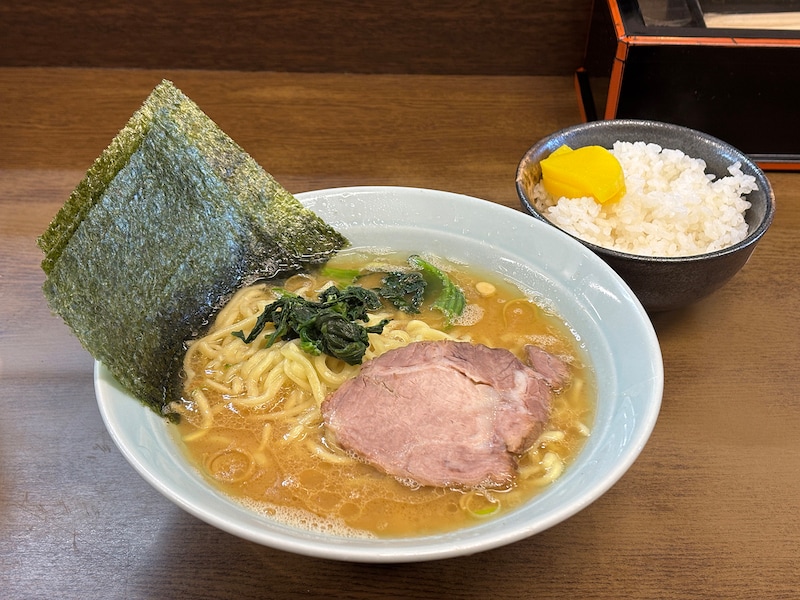寿々㐂家「ラーメン並(900円)」、「ライス(130円)」