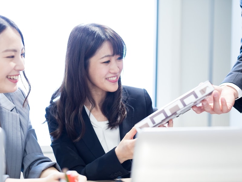 有休を取ると周りに迷惑がかかるから「菓子折り」を持っていくのがマナーだと言われて……