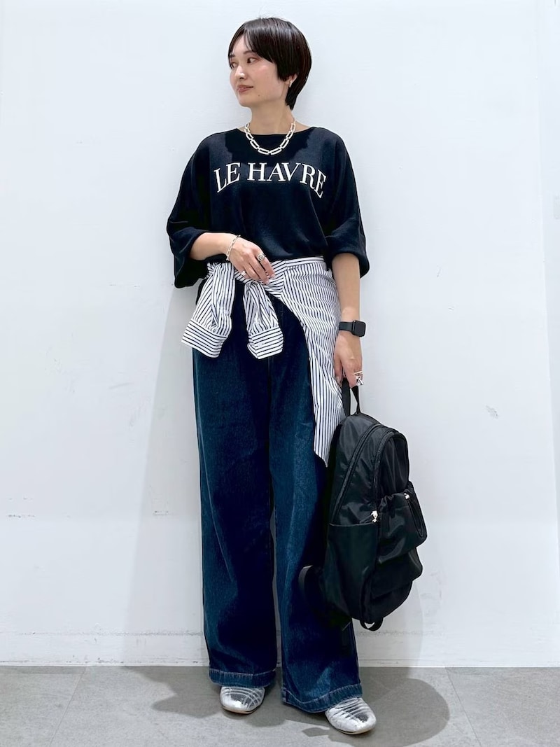 シャツやカーディガンなど体温調整できる着こなしが便利 出典:WEAR