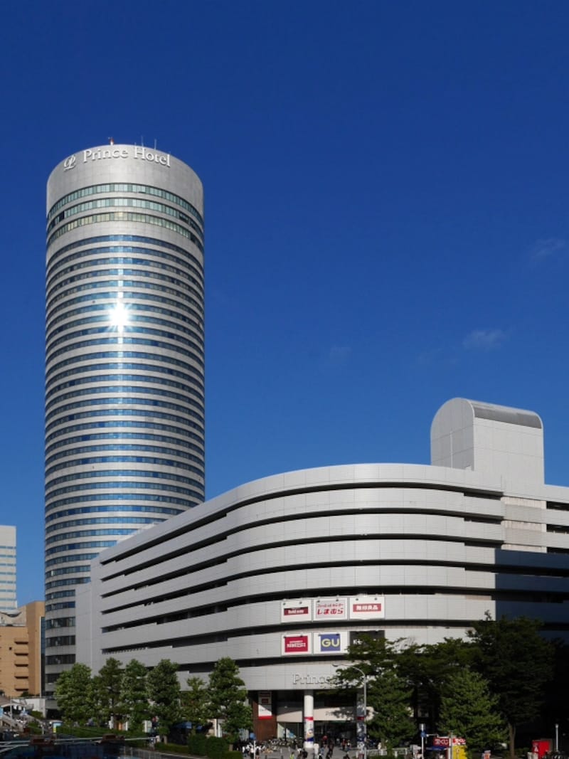 円柱形の建物が目印の「新横浜プリンスペペ」。新横浜プリンスホテルを併設（2017年9月10日撮影）