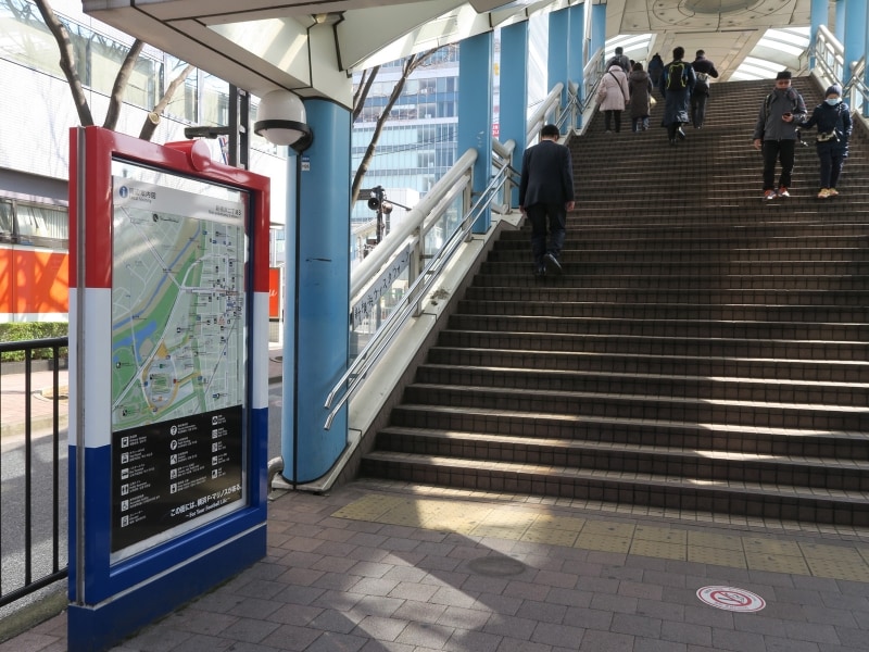 新横浜駅北口から日産スタジアムを結ぶ通りは、案内板などがトリコロール仕様の「F・マリノス通り」（2017年2月28日撮影）