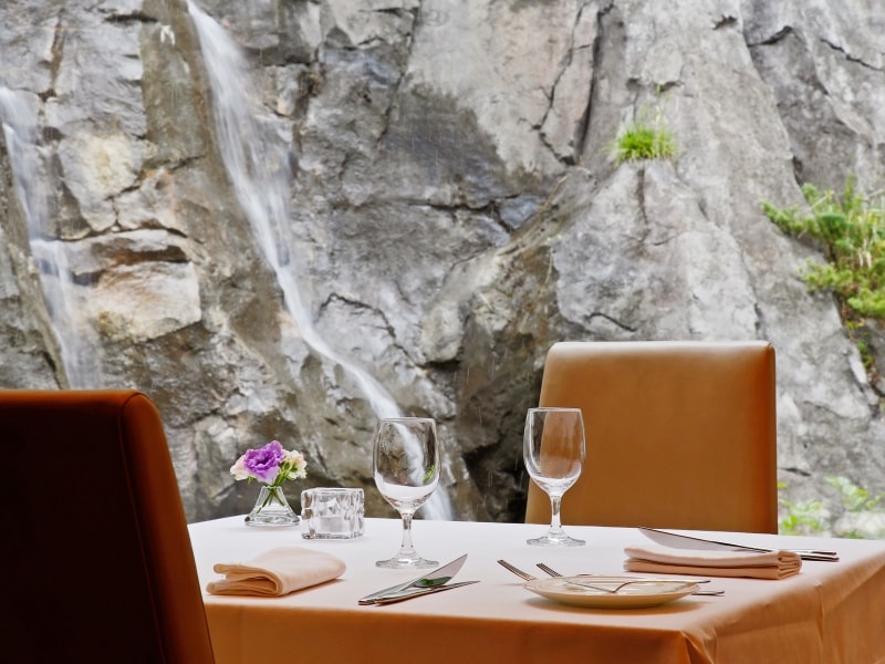 2階フランス料理 ラントラクトでは、本物の滝を眺めながら、 笹尾 十三夫シェフの料理を堪能（画像提供：新横浜ラントラクト）