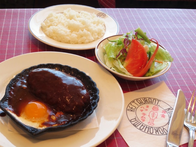 9階「洋食キムラ」では、シェル型の鉄板で提供されるハンバーグが名物メニュー（2013年11月13日撮影）