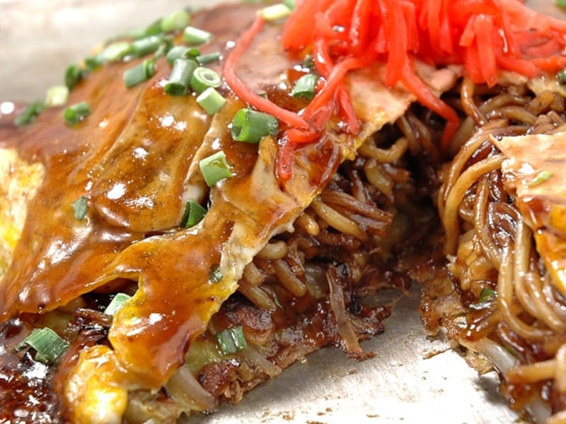 専用の鉄板で焼き上げる広島風お好み焼きも人気（画像提供：若竹）