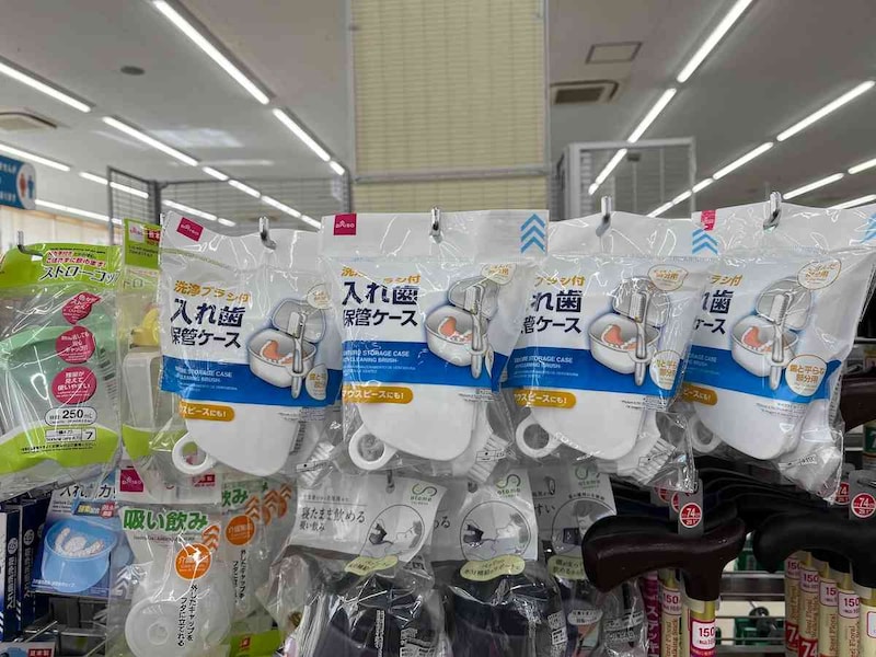 ダイソーの「入れ歯保管ケース（洗浄ブラシ付）」