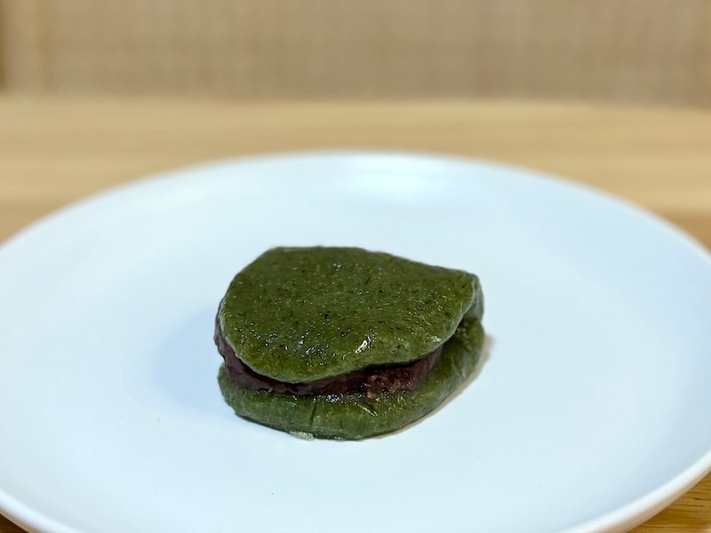 「手摘みよもぎの草餅」129円（税込）