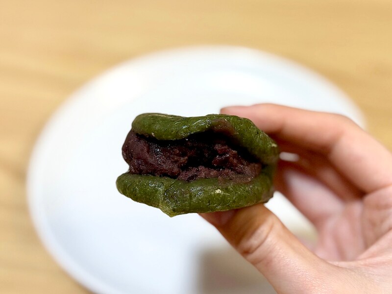よもぎの風味がふわっとして美味。あんこもぎっしり！