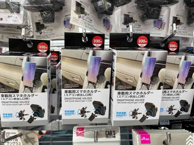 ダイソーの「車載用スマホホルダー（エアコン吹出し口用）」