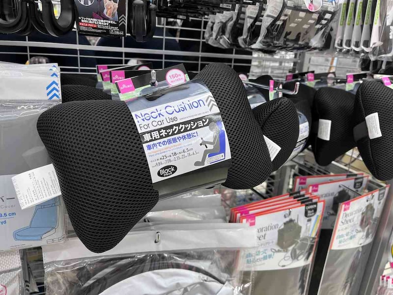 ダイソーの「車用ネッククッションブラック」