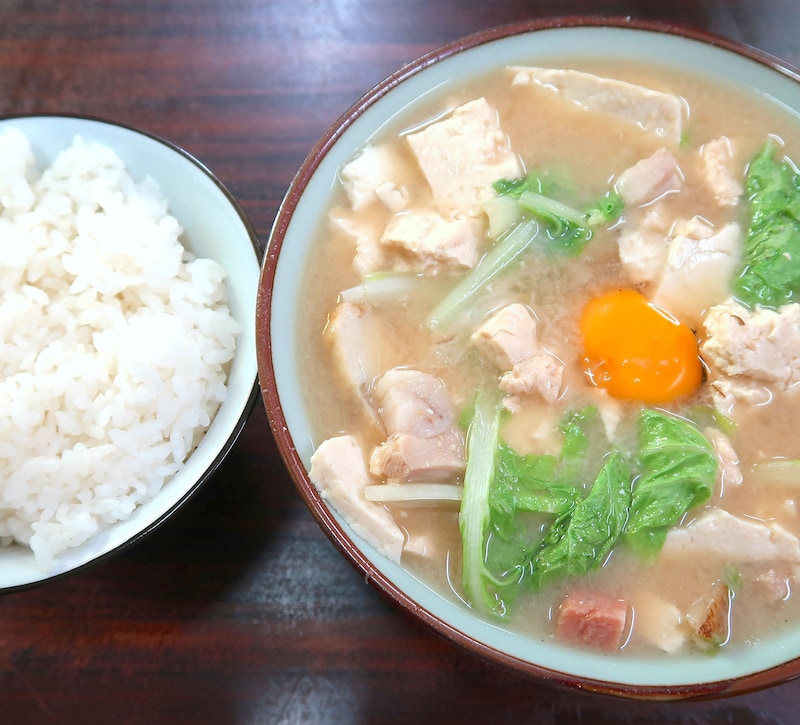 最後に生玉子を落としたパターンのみそ汁定食