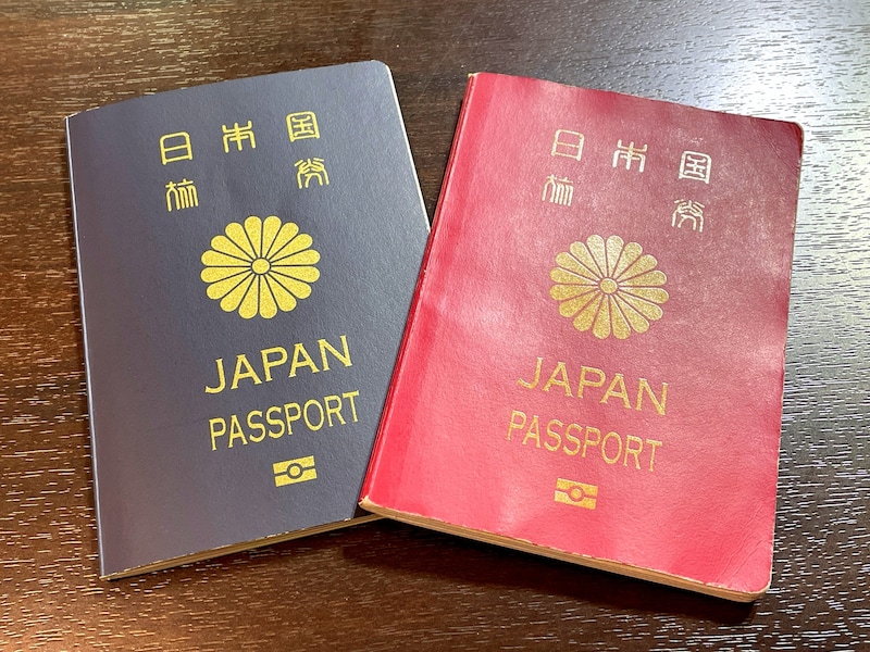 5年用のパスポート（左）と10年用のパスポート（右）。2025年3月24日の交付分からどちらも「2025年旅券」に変わる。交付済のパスポートも期限内であれば引き続き利用可
