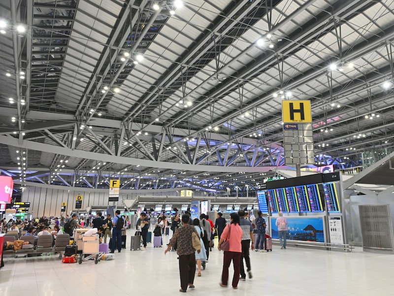 海外渡航時は例外なくパスポートが必要。空港で期限間近と気づいても、交付までに数日～数週間を要する