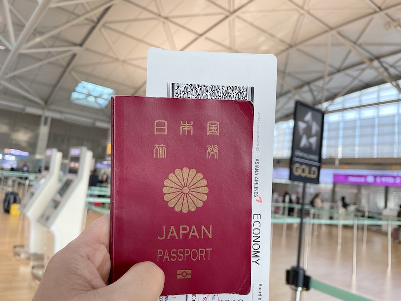 パスポートの取得には手数料が必要。10年用で1万6000円（～2025年3月23日）が、オンライン申請に限って1万5900円と以前より少し安くなる