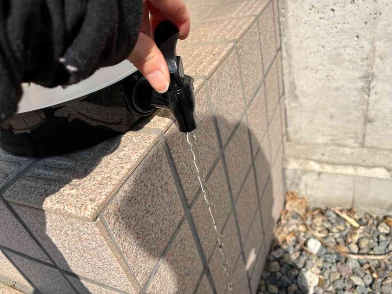 コックを開くと水が出てくる