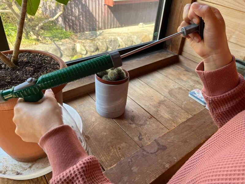 ダイソーの「加圧式霧吹き（ペットボトル用）」のレバーを何度か引く