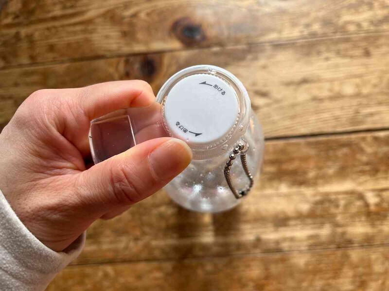 ペットボトルのふたにはめて、回すだけ