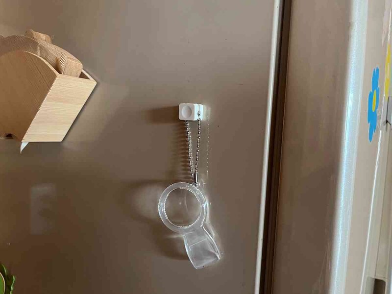 チェーンつきで、フックなどにかけられる