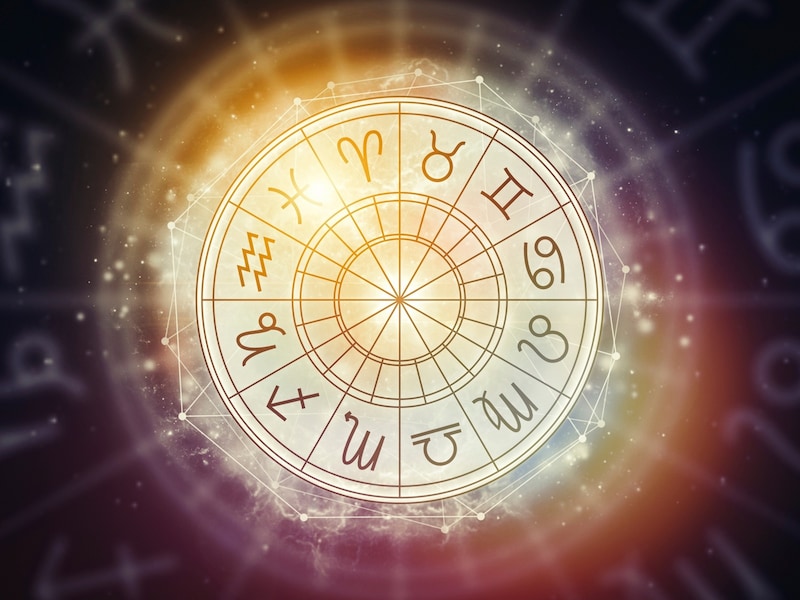 星占いを手掛かりに、あなたの金運アップ法を探っていきましょう ※画像出典：SAG stock／Shutterstock.com