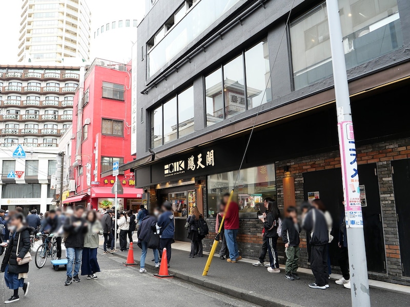 向かい側の「鵬天閣 点心舗」のテント下で食べてもOK