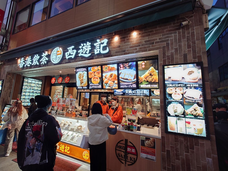 中華街大通りにある「西遊記」。夜は比較的行列が短め