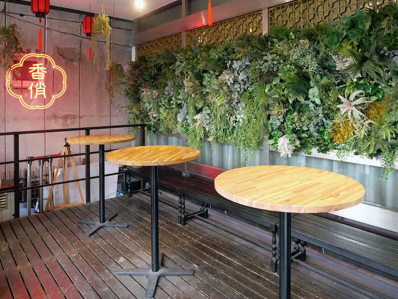 広いテラス席を併設