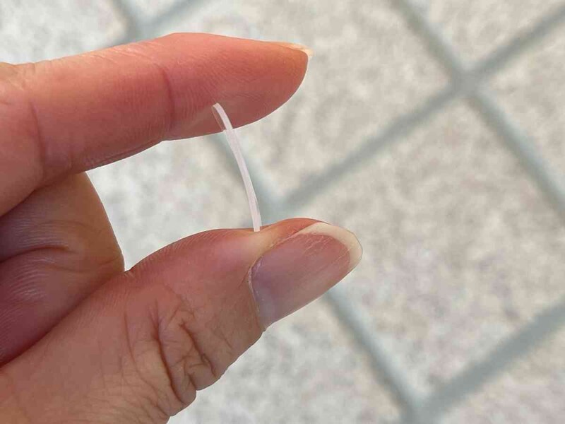 「ポスターテープ屋外用 透る君」は透明で厚みがある