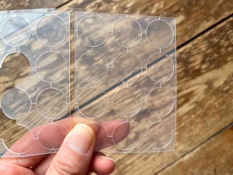 丸い形と、それをくり抜いた後のシールの両方が使える