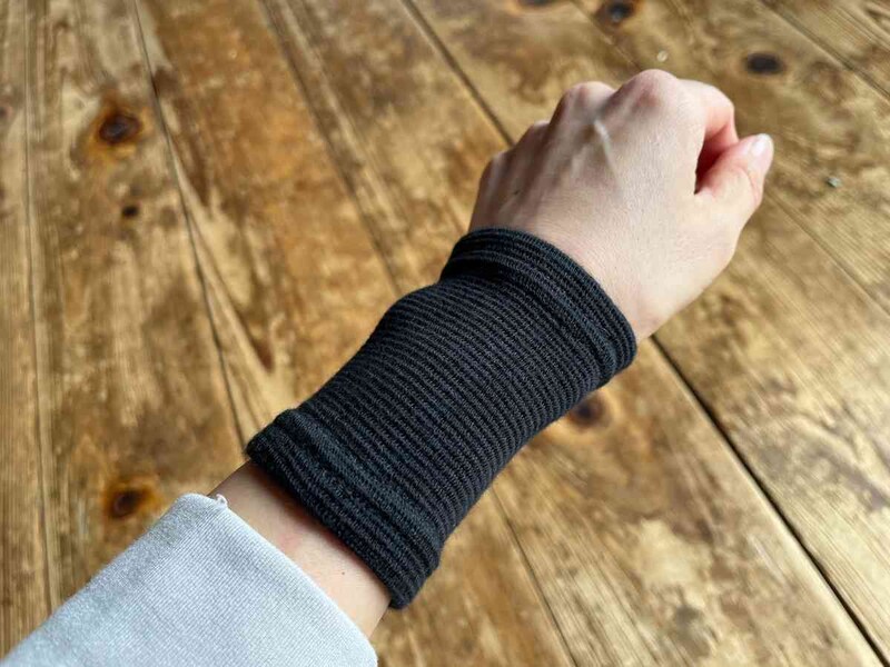 100均ダイソーの「サポーター（手首用、M）」は手首にフィットする