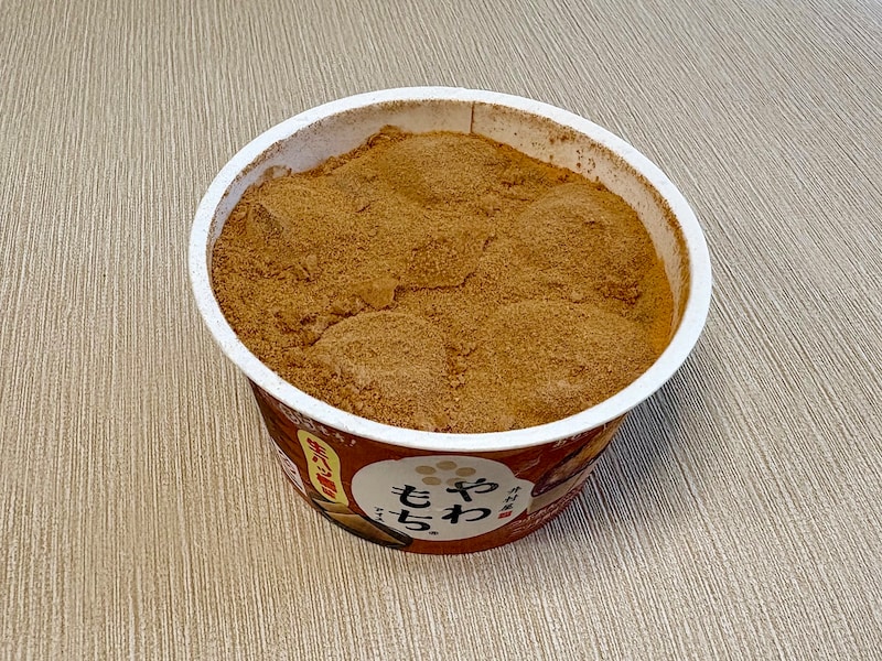 アイスが見えないほど、きなことお餅がたっぷりとトッピングされています