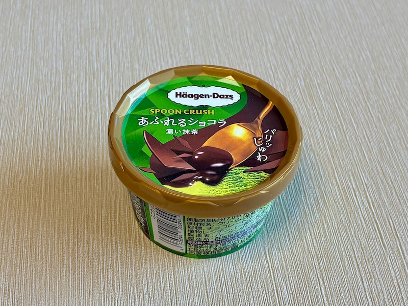 「ハーゲンダッツ ミニカップ SPOON CRUSH(スプーン クラッシュ)『あふれるショコラ 濃い抹茶』」351円(税込)