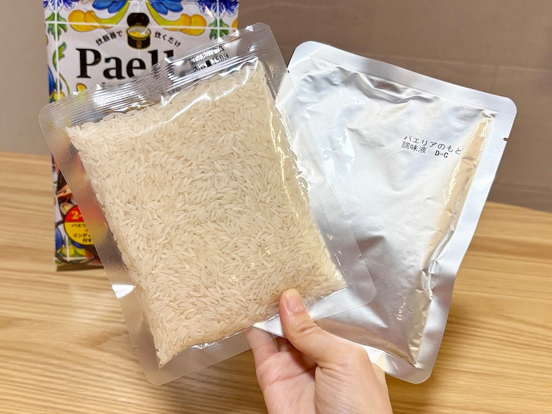 袋の中には、インディカ米と、マッシュルームやあさり入りの調味液が入っています