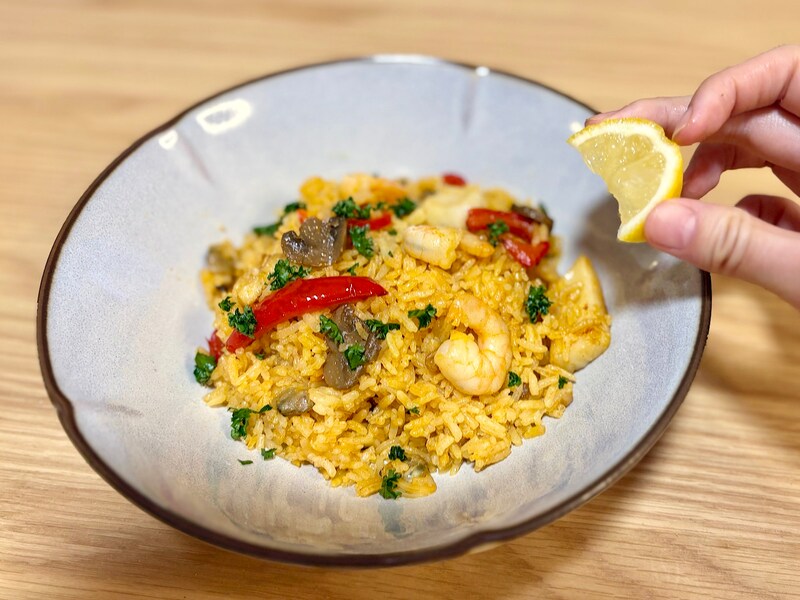 好みのシーフードや野菜を入れるとよりおいしいさアップ! レモンやパセリを入れてもGood