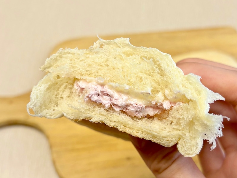 いちごの爽やかな風味とホワイトチョコの優しい甘さをバランスよく楽しめるコッペパンです