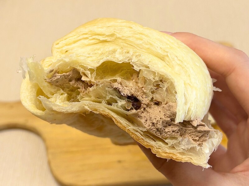 中には生クリーム入りのチョコクリームとチョコホイップがたっぷり