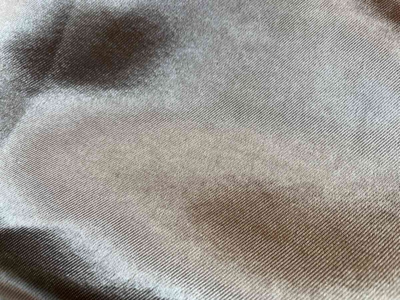 ダイソーの「遮光裏地カーテン（フラットタイプ、無地）」の裏地