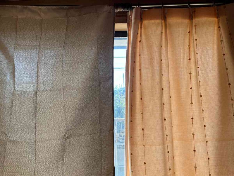左がダイソーの「遮光裏地カーテン（フラットタイプ、無地）」、右がこれまで使っていたカーテン