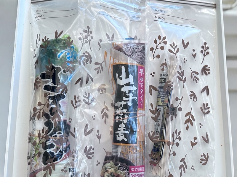 「フリーザーバッグ ダブルジッパー ロングサイズ」に乾麺を保存