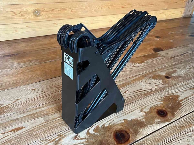 セリアの「A4ファイルスタンド」で絡まりやすいハンガーがきれいに収納できる