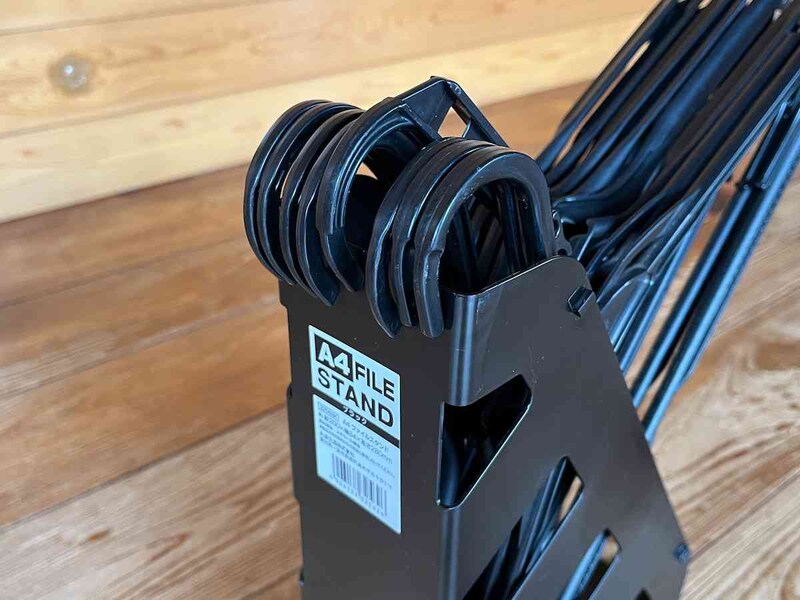 ハンガーを引っ掛けると倒れない