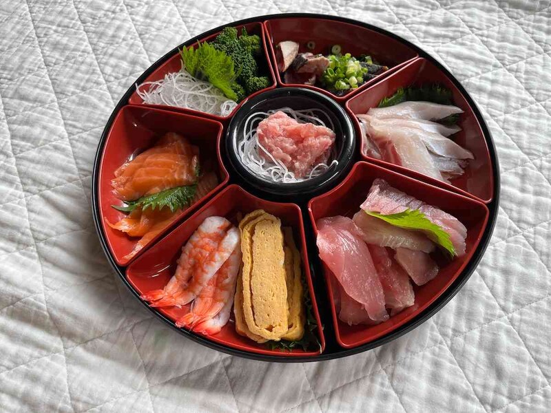 ダイソーの600円グッズ「手巻き御膳 しゃもじ付き」で豪華な手巻きパーティーを！