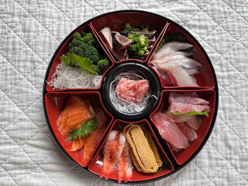 ダイソーの「手巻き御膳しゃもじ付き」に手巻きの材料を盛り付ける