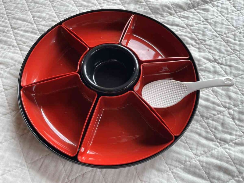 ダイソーの「手巻き御膳しゃもじ付き」には小分け容器が6つついている