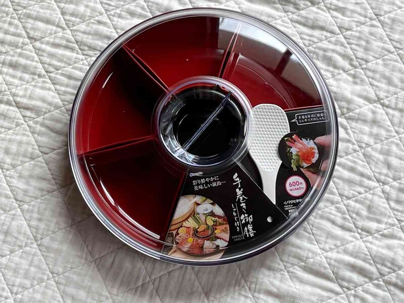 ダイソーの「手巻き御膳しゃもじ付き」はふた付き
