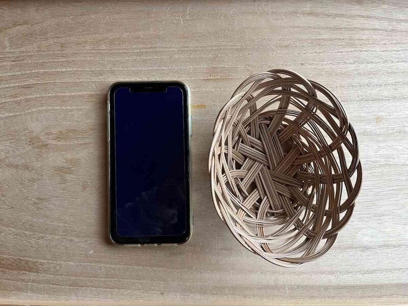 セリアの藤カゴ風「パームリーフバスケット」とiPhone13を比較
